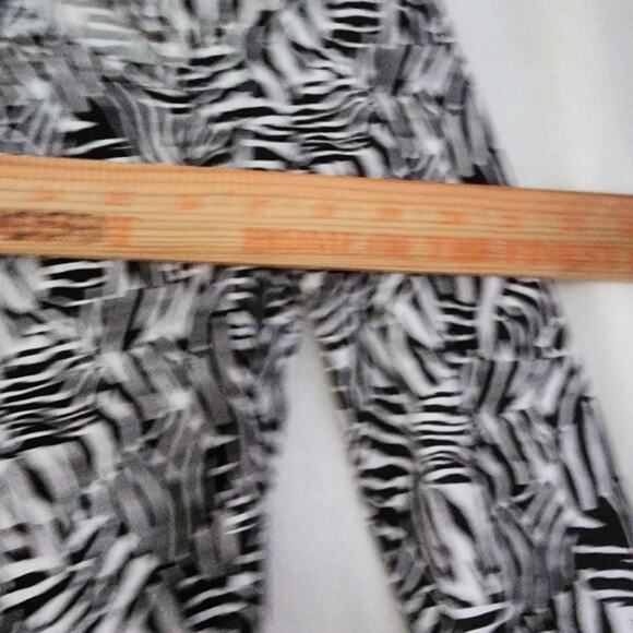 Michael Kors slinky Top stretch long sleeve white black zebra size S NWT cut out - Picture 8 of 8